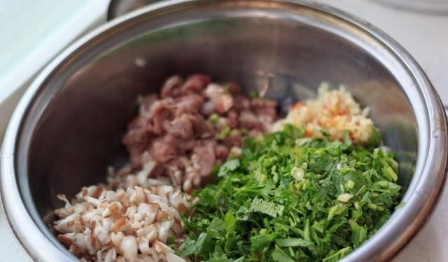 拌饺子馅时,有三个步骤最重要,掌握方法,饺子馅鲜嫩多汁