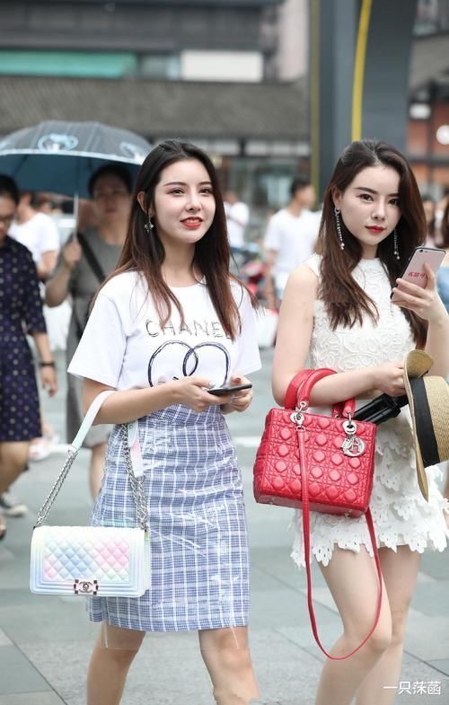 20岁妹子不好好穿裙子,故意罩个塑料外套,哪知穿出街巨潮