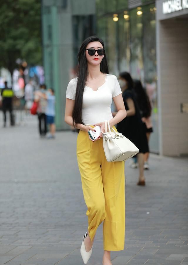 配色鲜亮的西裤，穿起来清爽减龄，搭配尖头鞋展现休闲雅致的美