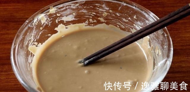 1个鸡蛋，一点糯米粉，这样做出来的年糕吃着过瘾，一口一个