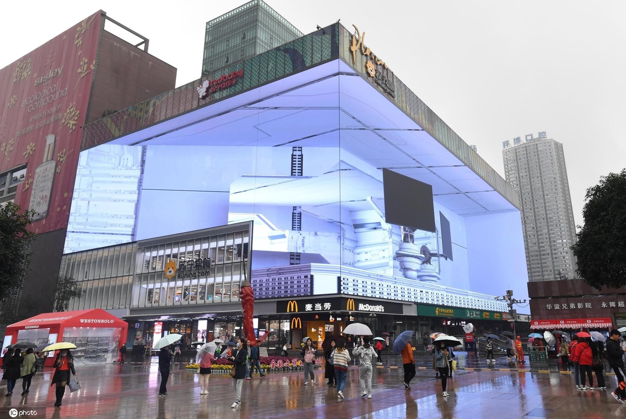 巨型|巨型裸眼3D屏亮相重庆 超酷炫“太空飞船”引人冒雨围观“打卡”