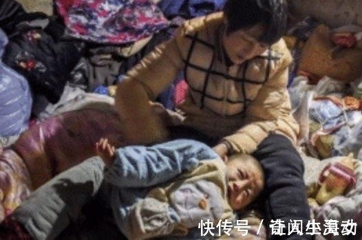 残疾|男婴先天性残疾,手脚长倒了,父亲却一走了之,把老人坑惨了!