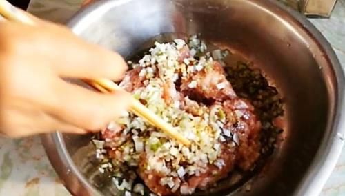 调饺子馅时最不能放“此物”,很多人用错了,难怪饺子不鲜也不香!