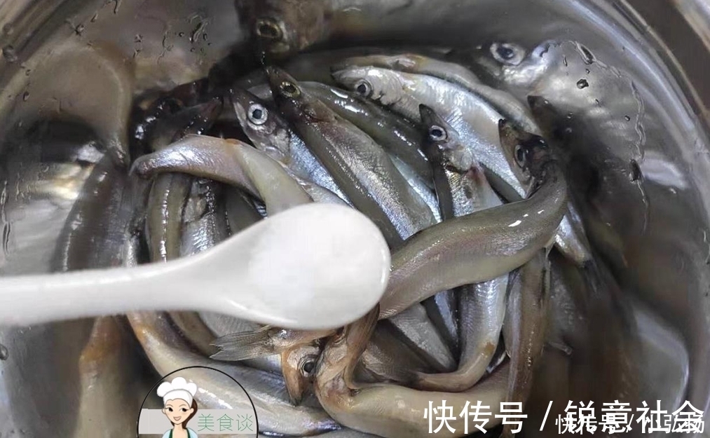 煎鱼破皮还炸锅?有人说锅擦姜片,有人说撒盐垫底,其实都不全对