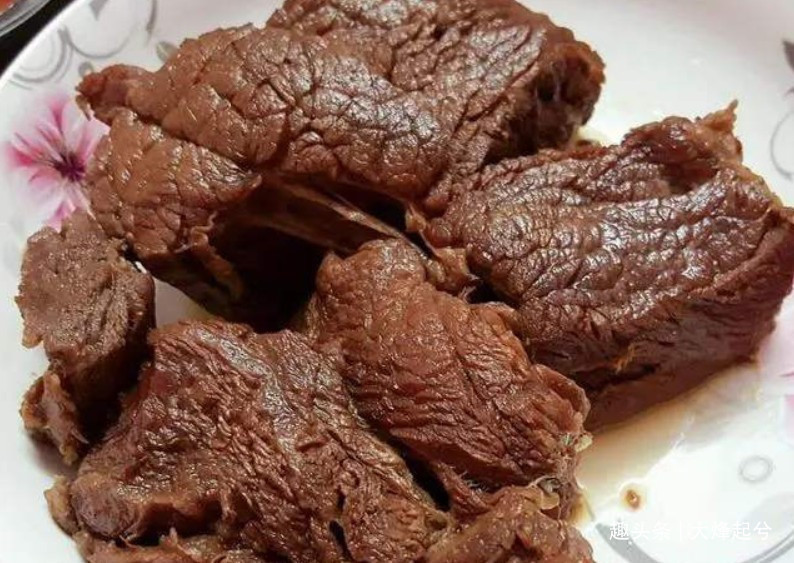 厨师长教你酱牛肉的做法,色泽油润褐红,肉质嫩烂松软
