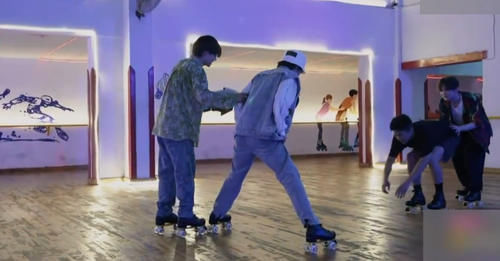 《五哈》又出名场面:邓超张颜齐滑旱冰钻胯,卡裆位置很尴尬