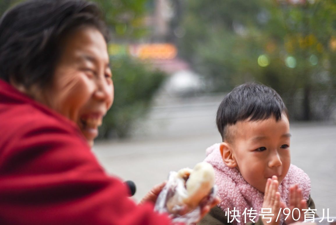 回到老家|孩子由姥姥一手带大，长大却只亲奶奶，孩子说出原因，姥姥沉默了