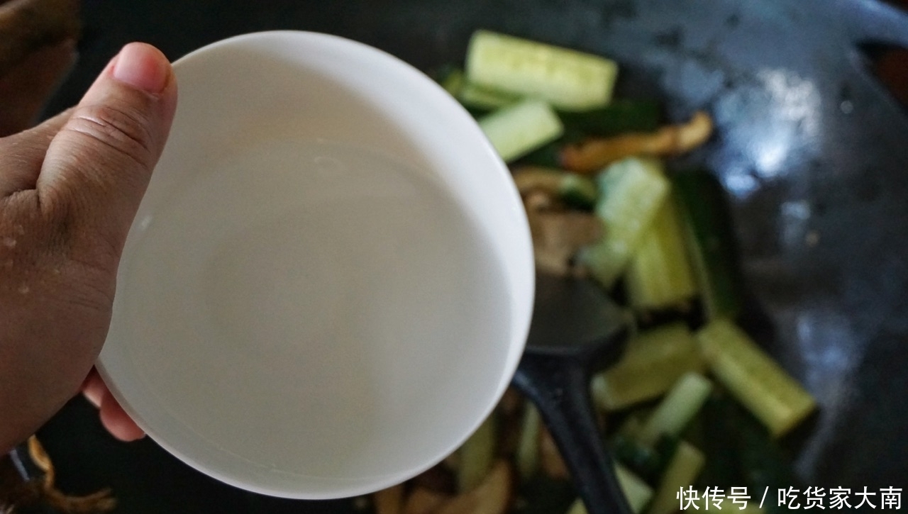 香菇和黄瓜的完美搭配,清新爽口还下饭,全家都爱吃