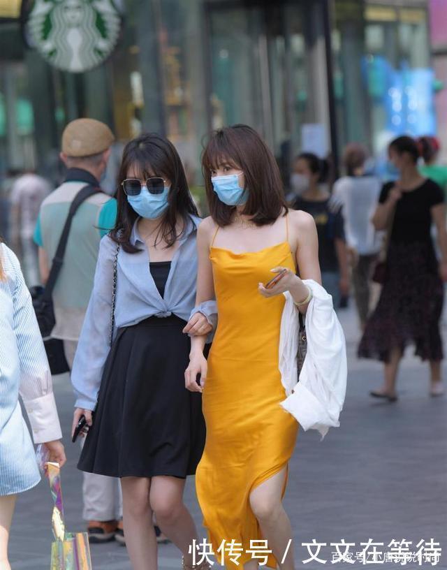 超级明亮的黄色低胸吊带裙,气场十足,真的很漂亮很酷