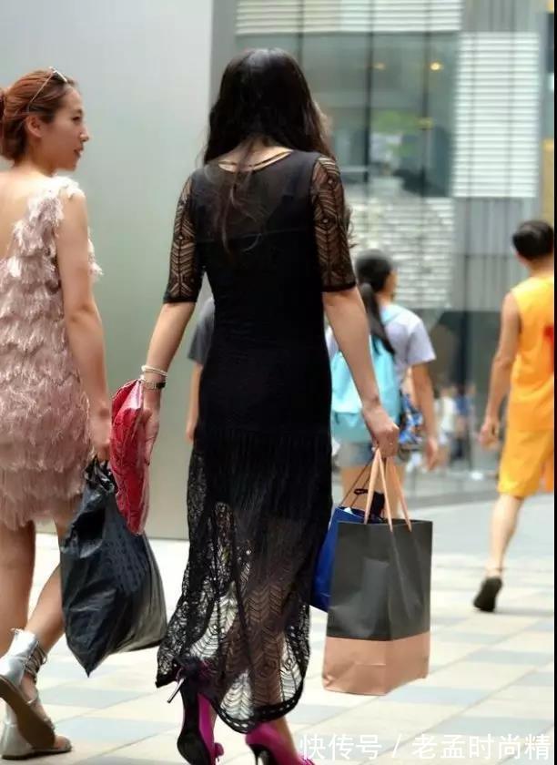 知性 街拍:穿黑裙戴眼镜的知性性感美妇