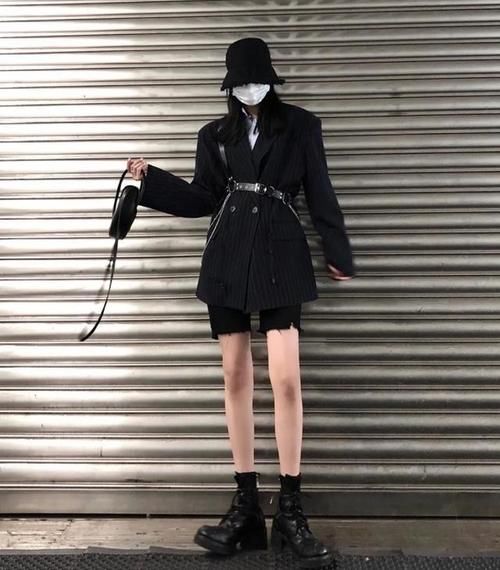 “衬衫塞裤子”穿法太普通了，今春流行“衬衫＋腰带”，很高级