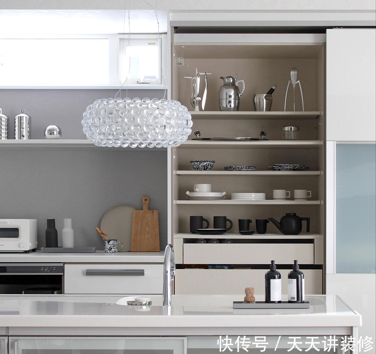 看完这个日本主妇的厨房收纳技巧,超级佩服,这也太整齐干净了