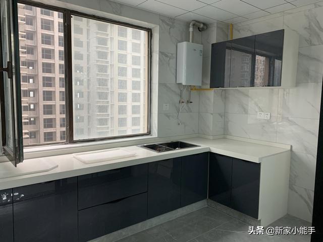 安装|她家装修花了12万，打造网红款电视墙，请木工师傅打柜子很喜欢