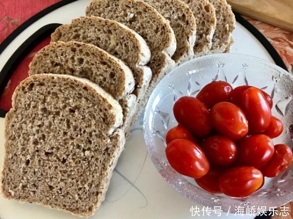 这才是真正的黑面包，超多的杂粮坚果，无黄油不揉膜，又香又顶饿