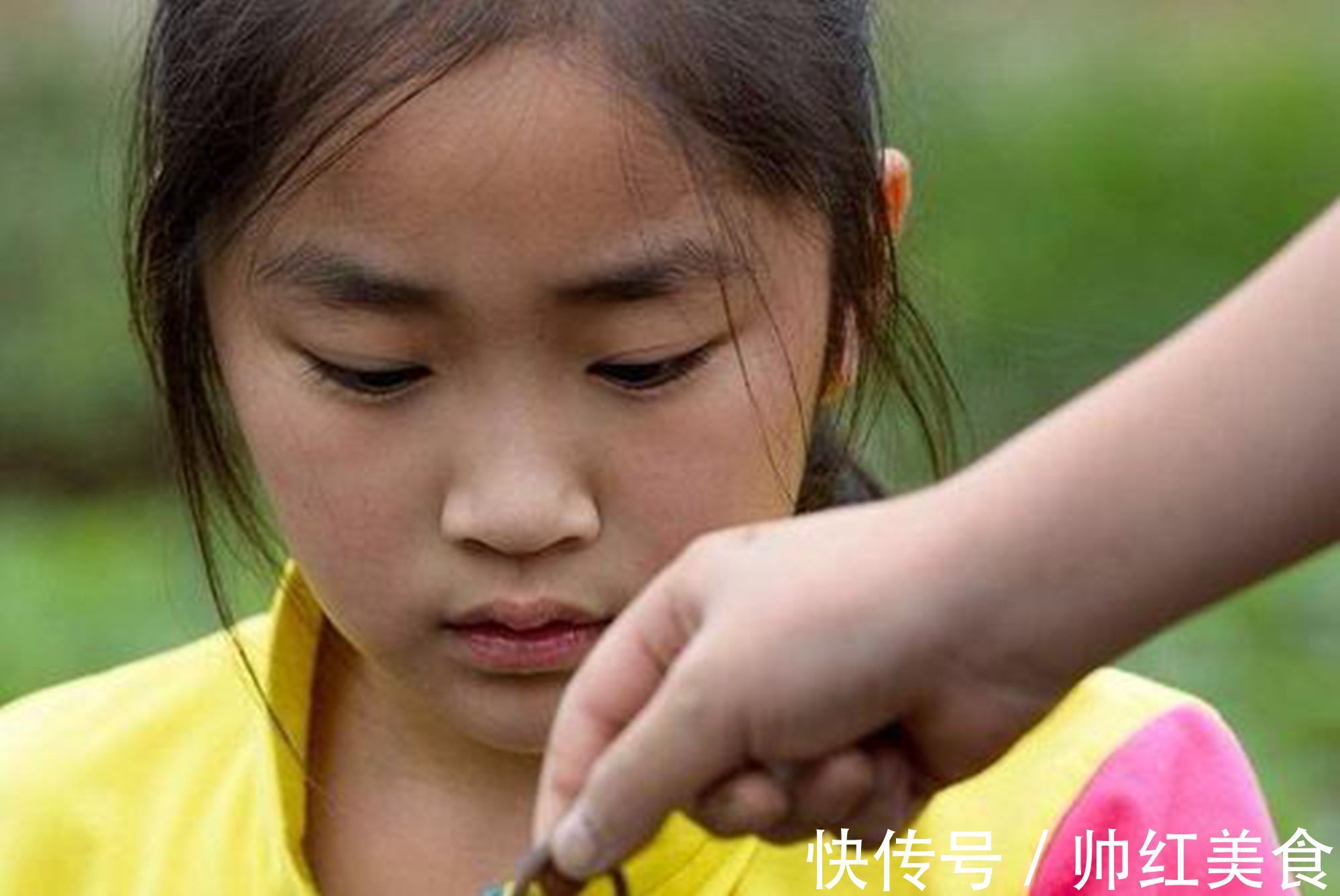 孝子|吃饭能看娃孝不孝顺?有这几种表现长大是“孝子”,你家娃有吗?