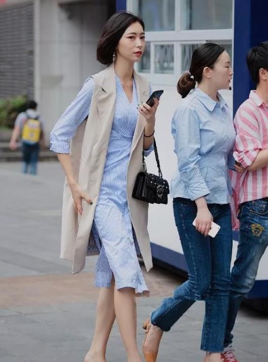 桃花|街拍:桃花玉面的小姐姐,身穿白色的长袖连衣裙,美丽大方