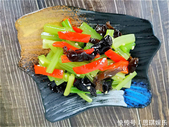 秋天，芹菜别再炒着吃了！试试新做法，清淡爽口解油腻，做法简单