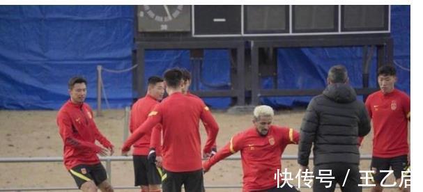 王大雷|国足日本训练直击,洛国富抢圈太勇猛,他真的带来很多变化