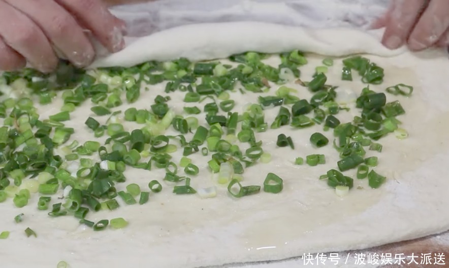 十足|早起花点时间做道葱花烙饼,做法简单,葱香十足,蓬松又暄软