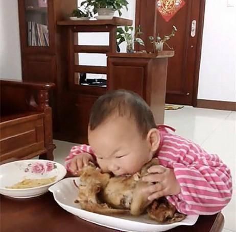 妈妈|宝宝饿了,宝妈却没在卧室看到宝宝,走到客厅笑弯了