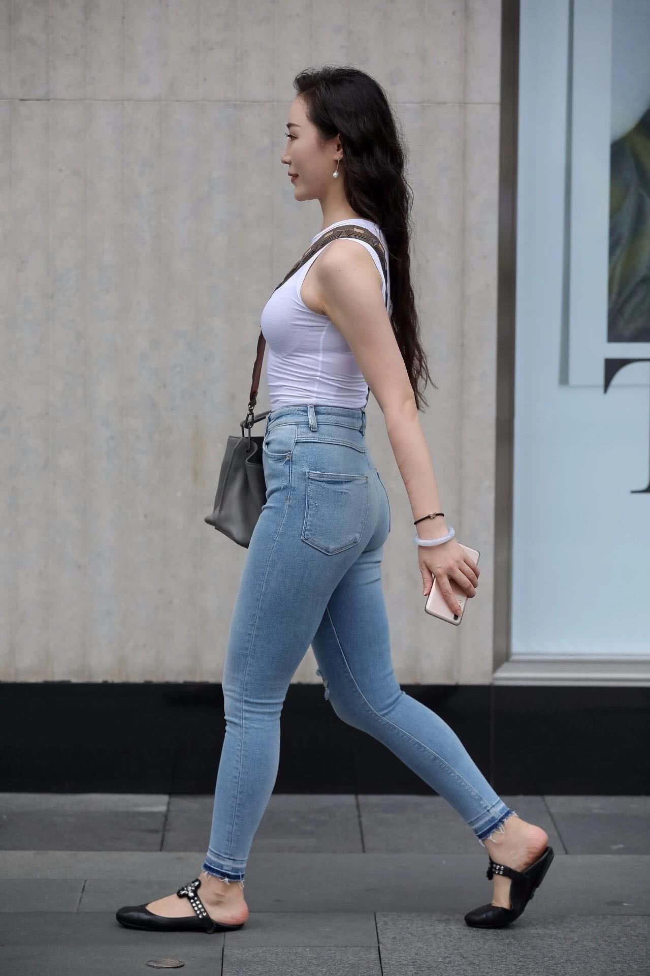 美女街拍牛仔裤小姐姐自信魅力,简单的搭配,不一样的时尚美!