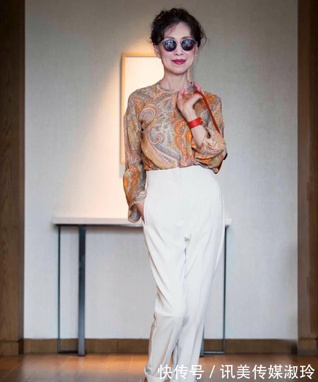 九分裤|这才是60岁该有的早秋穿搭！“衬衫+九分裤”，露出脚踝更时髦