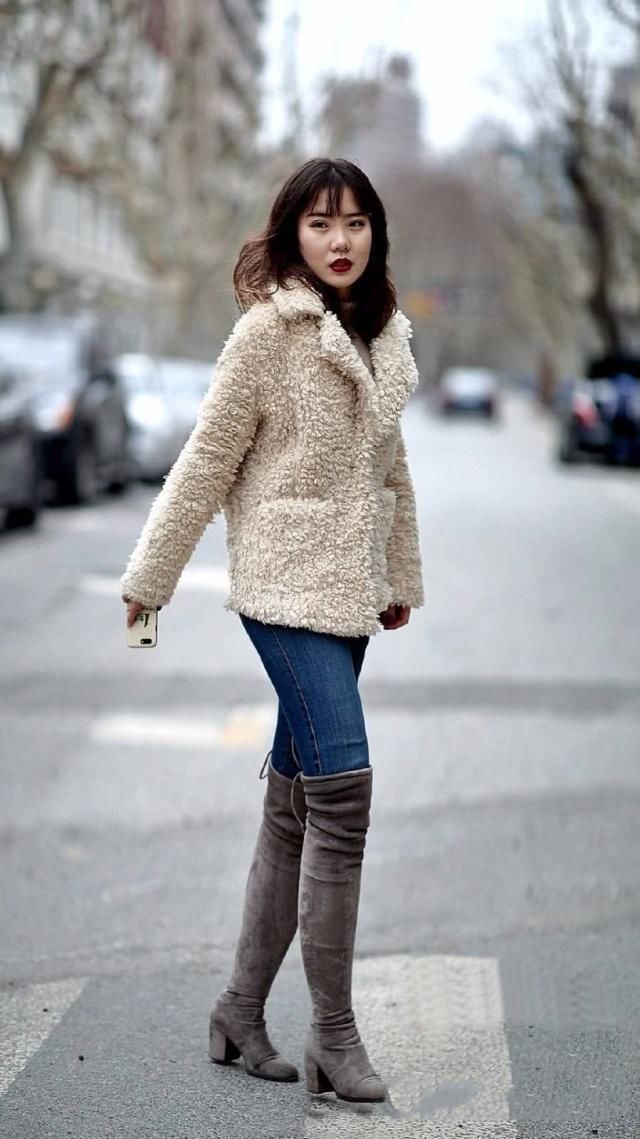 简约的风格装扮出的自然美感，牛仔裤打造你独到的气质感