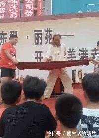 |搞笑GIF:我不想跳舞,非要天天拉着我来,真没意思