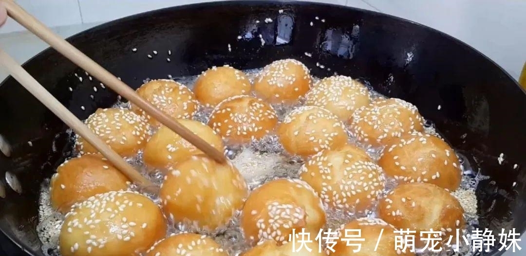 面粉又出新吃法,揉一揉锅里一扔,松软又香甜,比麻团面包都好吃