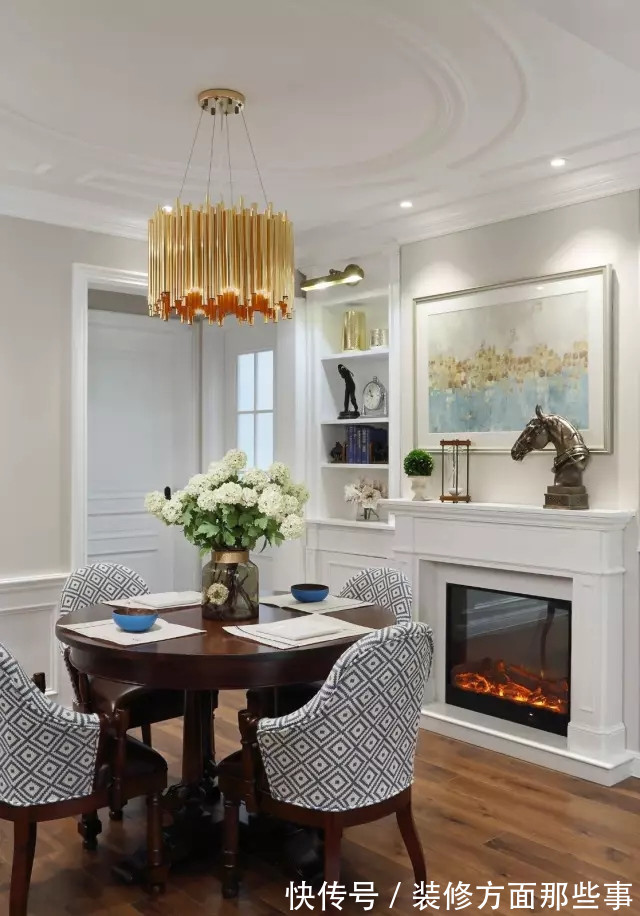 三居室|105平美式风三居室,浅灰的底色点缀亮黄、浅蓝为客厅时尚感