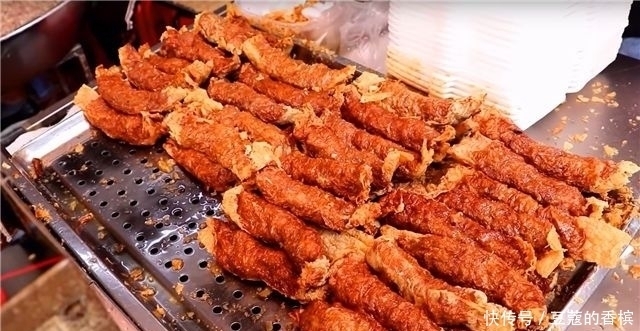 金色|夫妻街头卖“金色”小吃,10元一份不讲价,一天上百斤都不够卖!