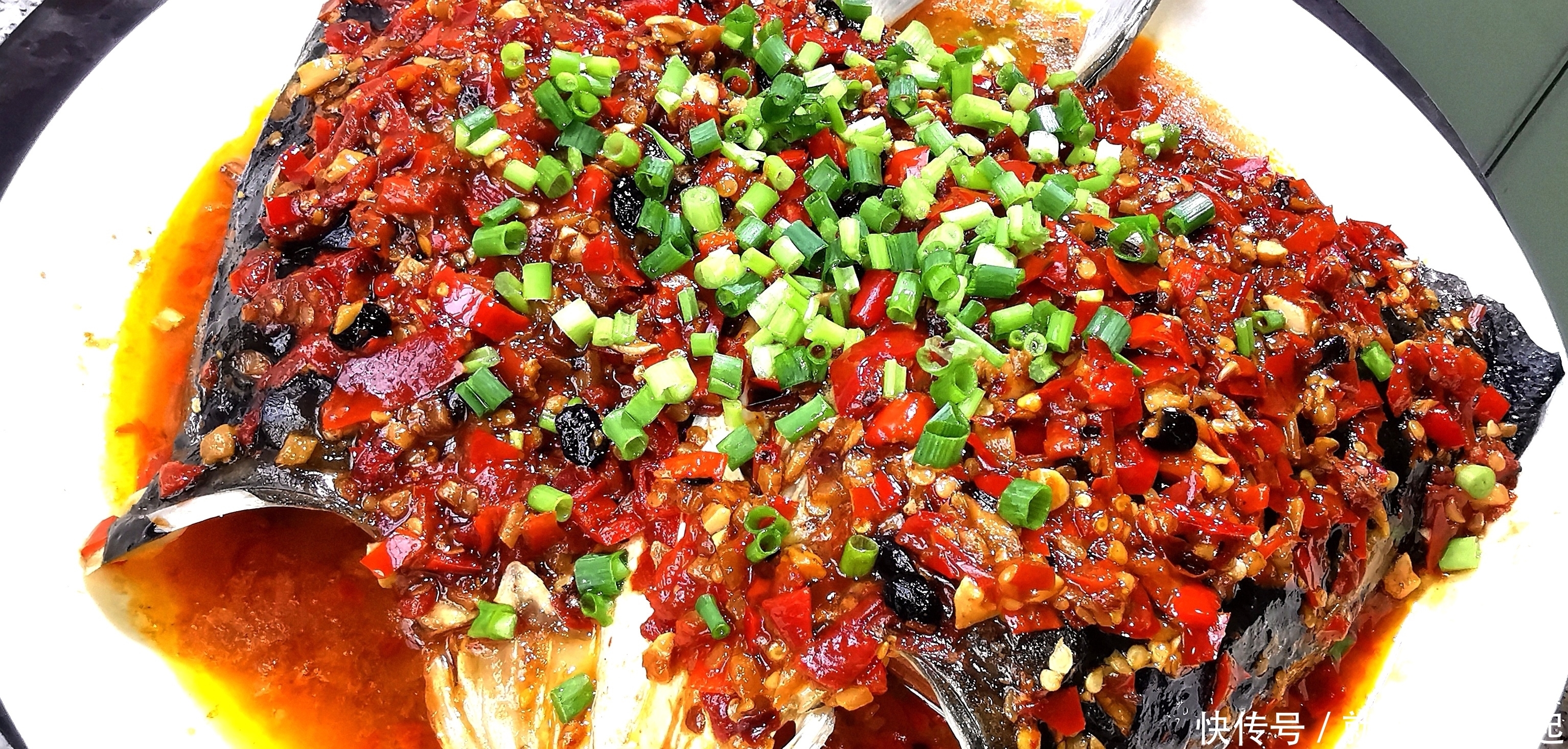 正宗“剁椒鱼头”做法,步骤讲解很详细,味道太完美