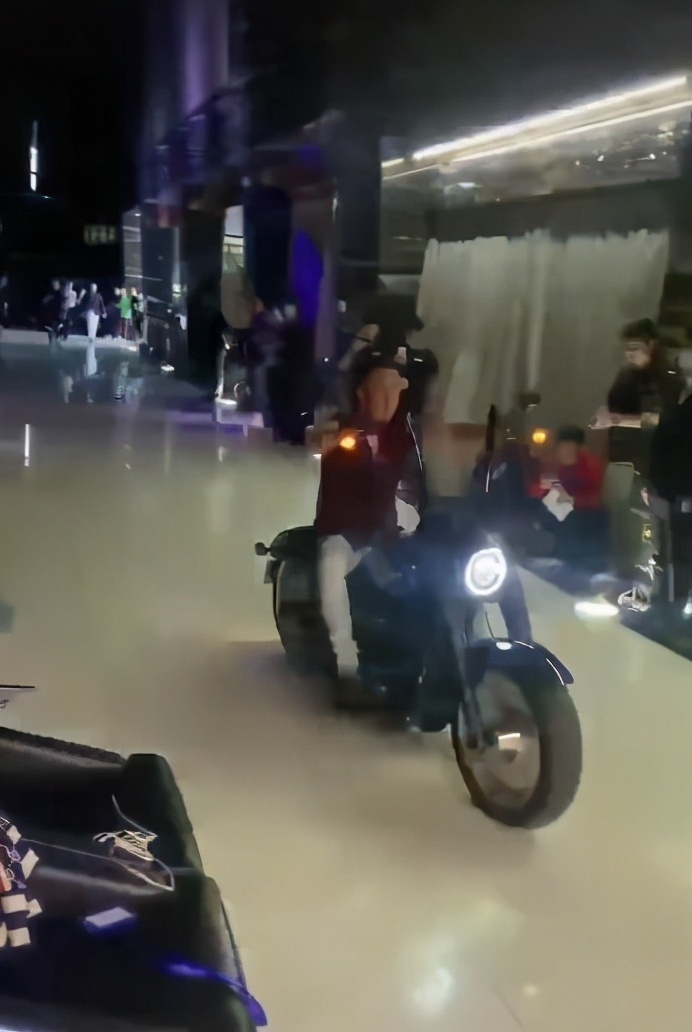 文工團|諷刺劉德華,挖苦刀郎,被前女友養3年的楊坤,現狀如何