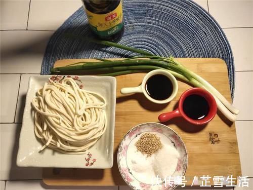 口感|葱油拌面原来这么简单，这么做口感筋道一点也不坨，一周也吃不够