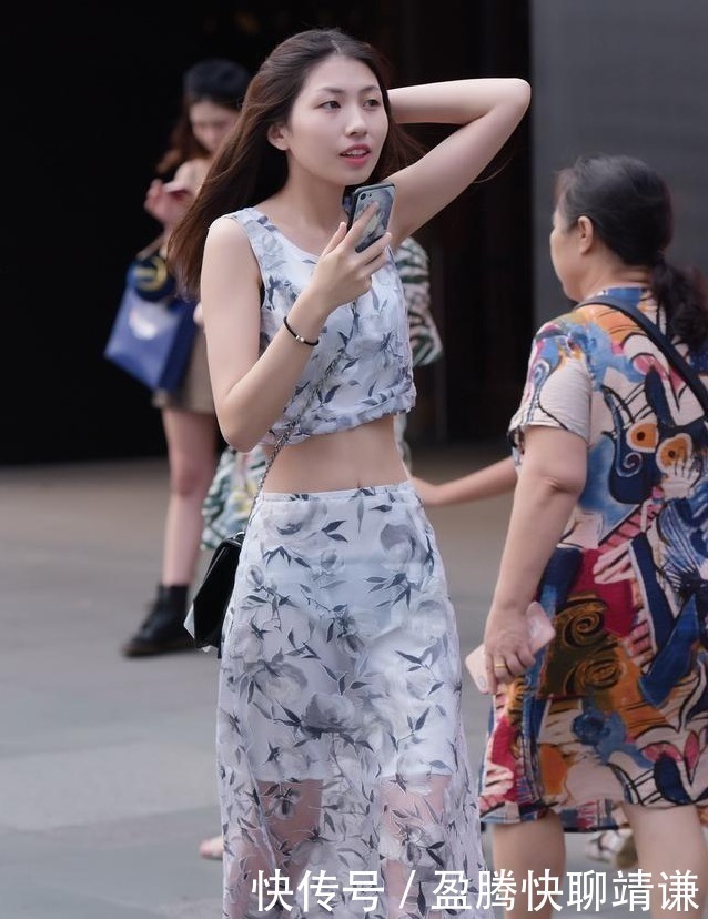 印版高腰款显瘦两件套装,搭配上尖头鞋,穿着清新甜美气质