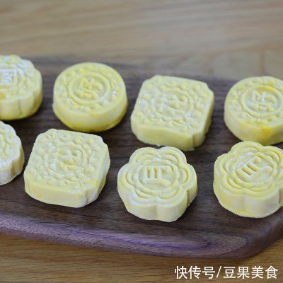 咸蛋黄碎|#我的养生日常-远离秋燥# ?南瓜椰蓉咸蛋黄月饼?