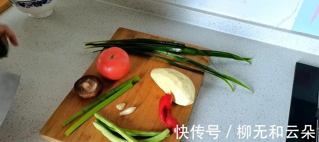 北方人离不开面食,天冷更想吃面食,就爱喝这口鲜香的热汤!