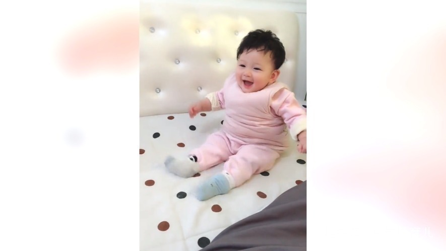 小知识|妹妹在沙发上玩,看到哥哥后,就激动起来了,网友这小腿真可爱