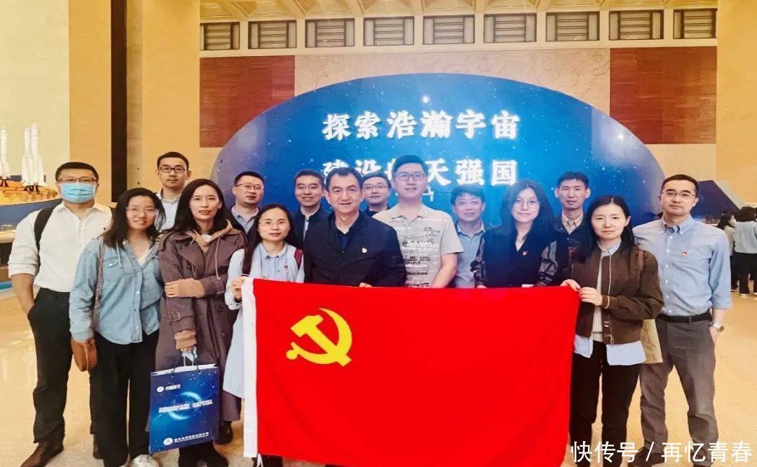 航天投资第二党支部主题航天日活动参观《月球样品001号 见证中华飞天梦》展览