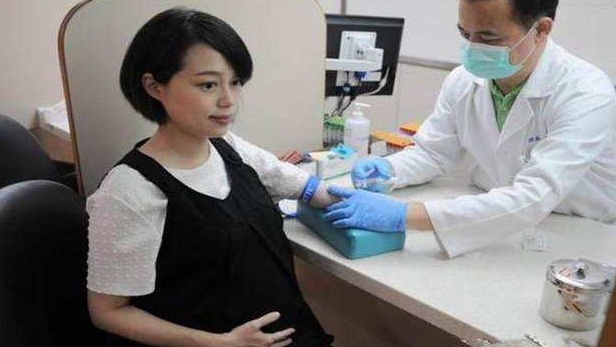 呼吸器|奶奶忍痛拔下宝宝呼吸器,父母悲痛欲绝,接下来场景连医生都蒙了