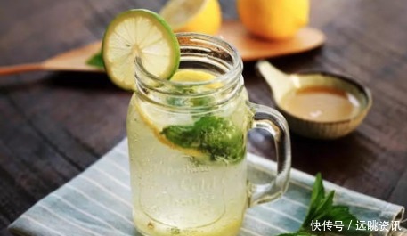 白色|下巴处冒出的白色小疙瘩,看过去连成一片,多半是因为螨虫撕咬!