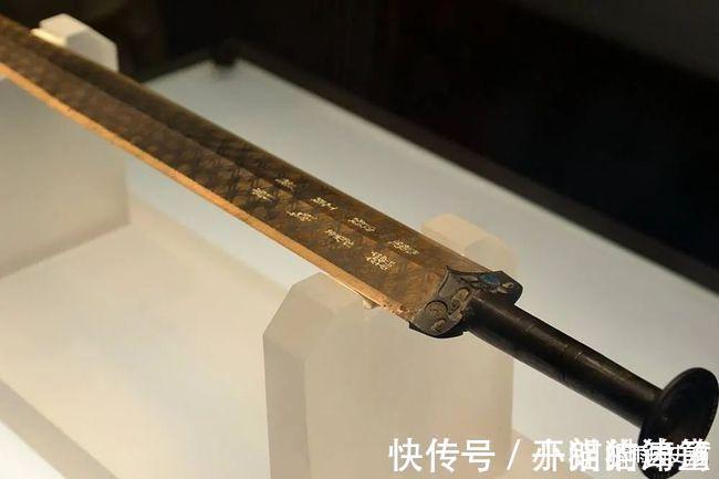 越王勾践!越王勾践剑真的削铁如泥专家别迷信,家里的菜刀都比它锋利