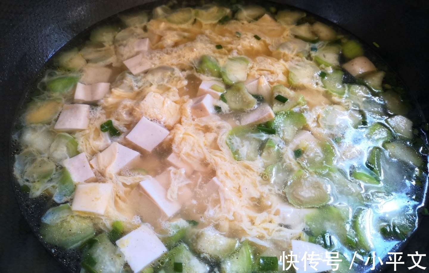 肌肤|夏天多喝此汤,美白肌肤去斑点,每天坚持来一碗,40岁也很美!