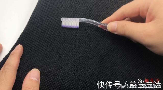 难题|两根旧牙刷绑一起,解决了不少人困扰的难题,抓紧提醒家人还不迟