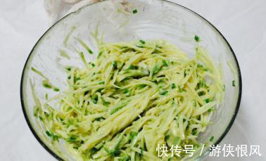 土豆搭配西葫芦,来一份好吃的早餐饼,方便还省事