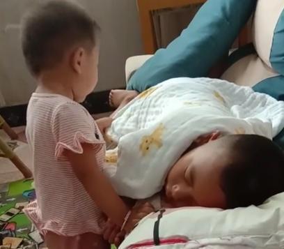 小棉袄|哥哥在睡觉,妹妹担心哥哥冷,不停地盖被子,差点把哥哥给热醒了