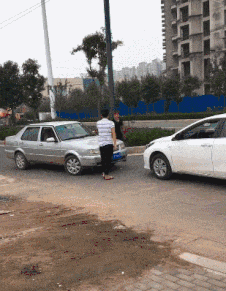 |搞笑GIF:我都不敢这么p,她却敢这么长!