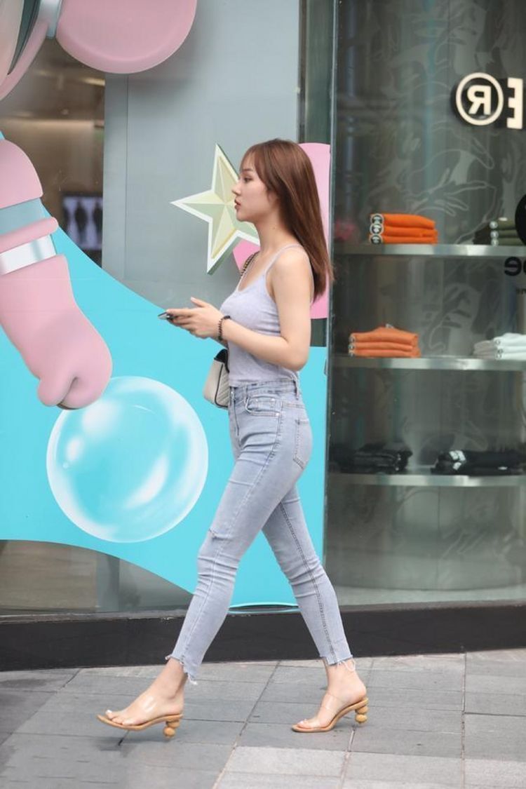 街拍|路人街拍，白色连衣裙搭配黑色高跟鞋，性感又撩人