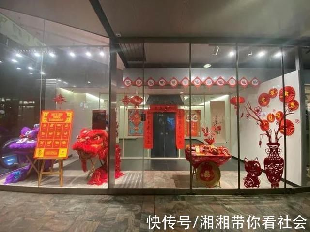 虎年十二生肖装置鹿特丹大菜场正式揭幕，中国新年主题橱窗引旅客驻足|“2022荷兰·欢乐春节”| 大菜场