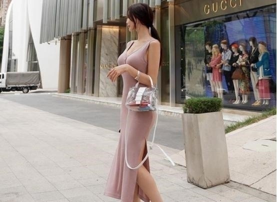 性感 气质女神搭配合身剪裁的连衣裙,显得分外迷人